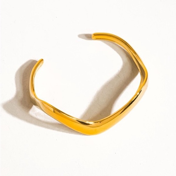 18K V Bangle Bracelet - Picture 3 of 5